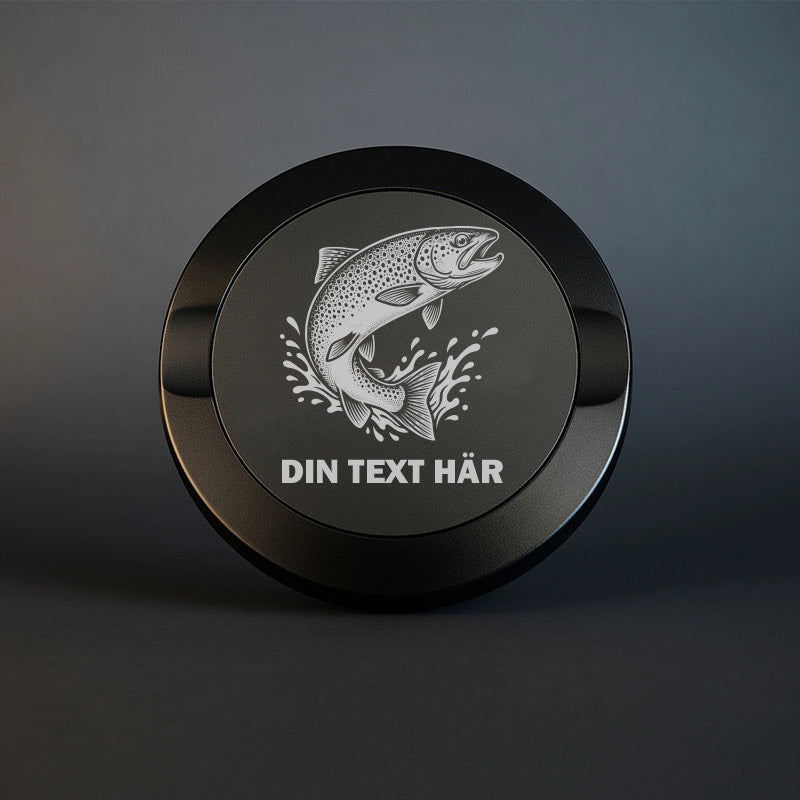 Mattsvart snusdosa i metall med graverad öring/lax och plats för personlig text