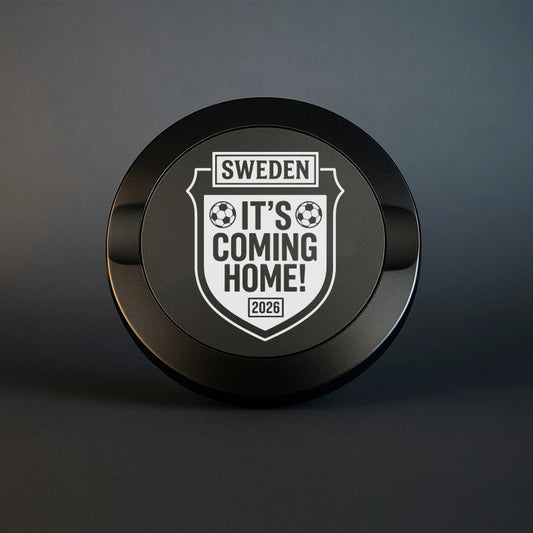 Svart exklusiv snusdosa i metall med ett graverat fotbollsemblem och texten Sweden It's Coming Home 2026.