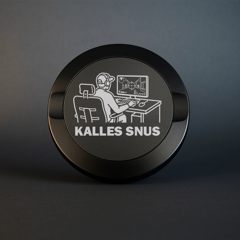 Svart exklusiv snusdosa i metall med ett graverat gamingmotiv och texten KALLES SNUS under bilden.