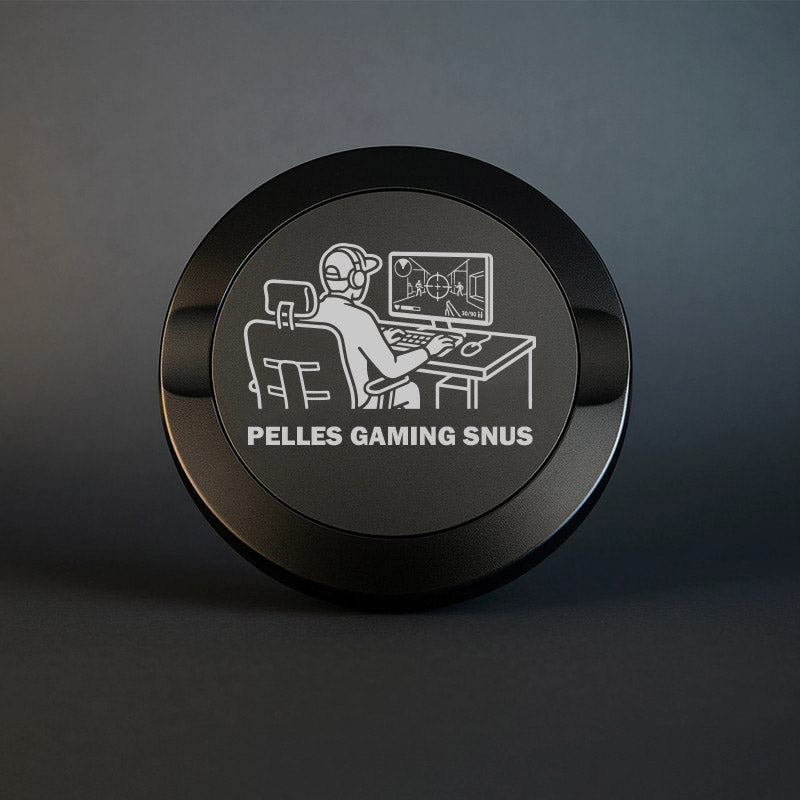 Svart exklusiv snusdosa i metall med ett graverat gamingmotiv och texten PELLES GAMING SNUS under bilden.