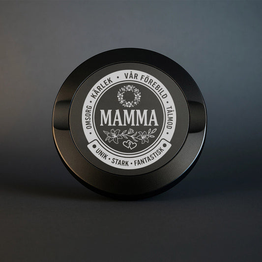 Svart exklusiv snusdosa i metall med en vacker blommig gravyr för mamma, omgiven av kärleksfulla ord som Vår Förebild, Stark och Fantastisk.