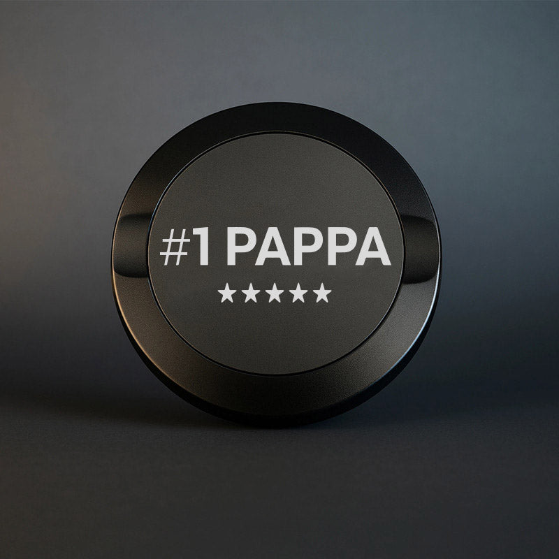 Svart exklusiv snusdosa i metall med den ingraverade texten "#1 PAPPA" och fem stjärnor. En perfekt present till fars dag.