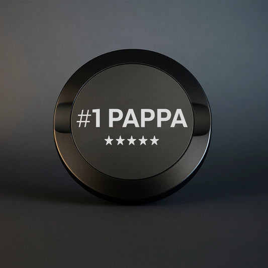 Svart exklusiv snusdosa i metall med den ingraverade texten "#1 PAPPA" och fem stjärnor. En perfekt present till fars dag.