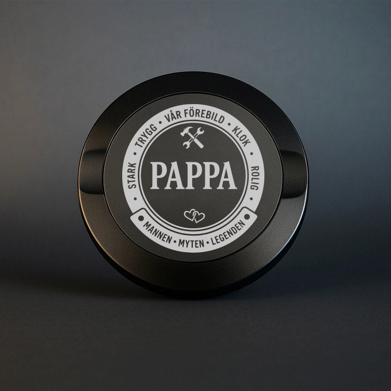 Svart exklusiv snusdosa i metall med en vacker gravyr för pappa, texten PAPPA och beskrivande ord som Vår Förebild, Stark och Klok.