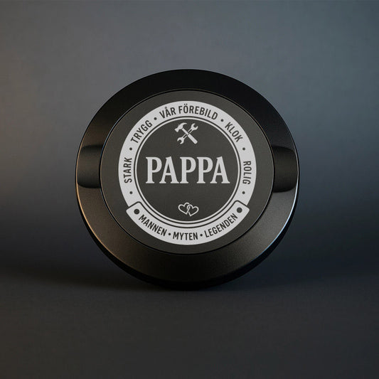 Svart exklusiv snusdosa i metall med en vacker gravyr för pappa, texten PAPPA och beskrivande ord som Vår Förebild, Stark och Klok.