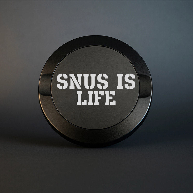 Svart exklusiv snusdosa i metall med den ingraverade texten Snus Is Life i vit kontrastfärg.
