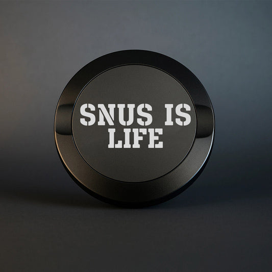 Svart exklusiv snusdosa i metall med den ingraverade texten Snus Is Life i vit kontrastfärg.